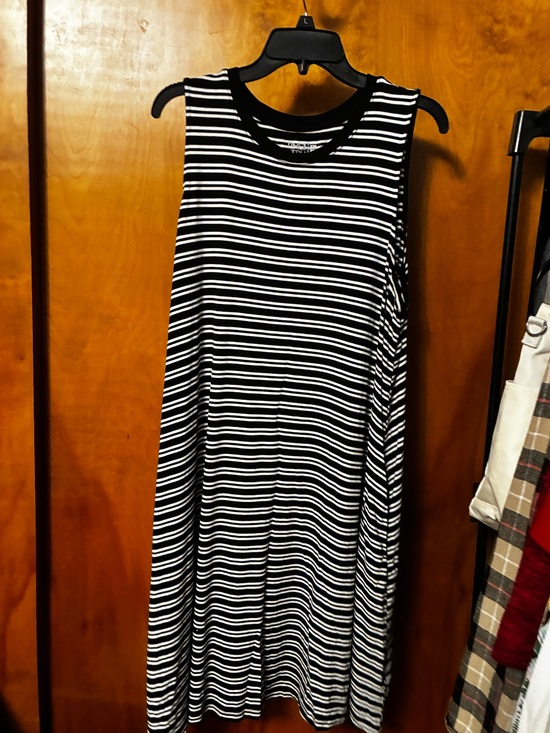 Time and Tru Dresses & Skirts - Time and Tru Black and White Striped Sleeveless Dress pockets